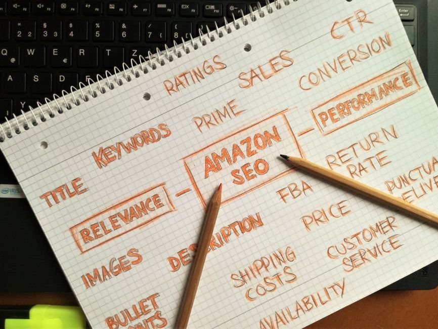 Un especialista en marketing digital analiza gráficos de atribución de Amazon Marketing Cloud en su ordenador para optimizar campañas.