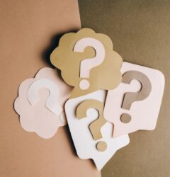 Especialista de marketing optimizando las preguntas frecuentes de un listing de Amazon para mejorar las ventas de una marca