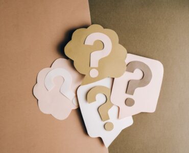 Especialista de marketing optimizando las preguntas frecuentes de un listing de Amazon para mejorar las ventas de una marca