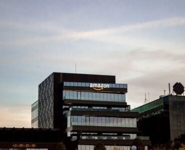 Vendedor de Amazon optimiza su catálogo en Seller Central para solucionar el error de cambio de marca