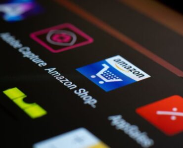 Consultor de ecommerce analizando un gráfico de las categorías más vendidas en Amazon para optimizar las ventas de una marca