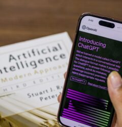 Profesional de marketing analiza el impacto de ChatGPT compras en la visibilidad de su marca para mejorar ventas online