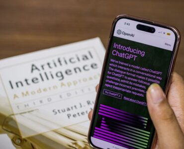 Profesional de marketing analiza el impacto de ChatGPT compras en la visibilidad de su marca para mejorar ventas online
