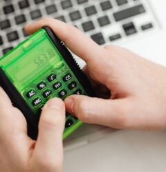 Gráfico financiero detallado que muestra cómo calcular la puja óptima en Amazon Ads para optimizar campañas de vendedores online