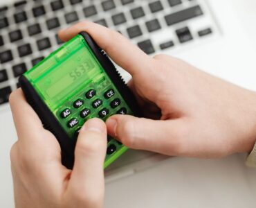 Gráfico financiero detallado que muestra cómo calcular la puja óptima en Amazon Ads para optimizar campañas de vendedores online