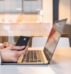 Usuario buscando productos mediante un asistente de IA en su móvil para comprar en una tienda online