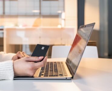 Usuario buscando productos mediante un asistente de IA en su móvil para comprar en una tienda online