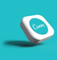 Consultor de marketing digital analizando métricas de ventas para posicionar un producto en Amazon ante un cliente de ecommerce.