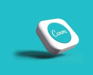 Consultor de marketing digital analizando métricas de ventas para posicionar un producto en Amazon ante un cliente de ecommerce.