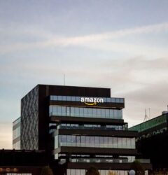 Vendedor de ecommerce configurando el registro de marca en Amazon Brand Registry para proteger sus productos frente a falsificaciones.