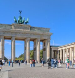 Vendedor español analiza métricas de Amazon Alemania en su ordenador para planificar la internacionalización de su marca