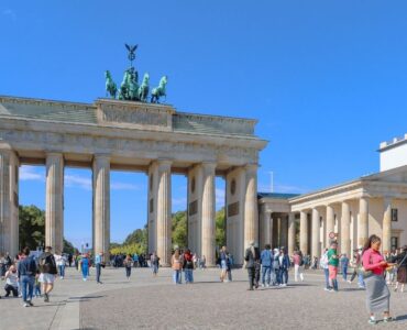 Vendedor español analiza métricas de Amazon Alemania en su ordenador para planificar la internacionalización de su marca