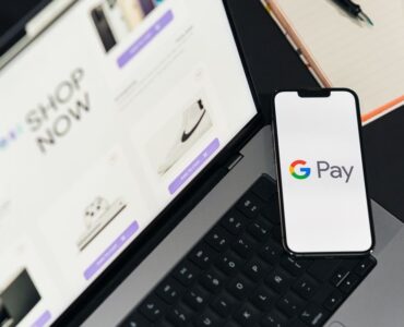 Especialista en marketing digital optimizando el feed de datos de Google Merchant Center para una tienda online.