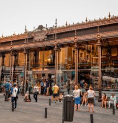 Un profesional de ecommerce analiza los requisitos para vender en Shein Marketplace España desde su oficina.