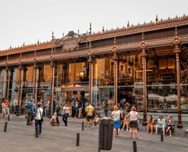 Un profesional de ecommerce analiza los requisitos para vender en Shein Marketplace España desde su oficina.