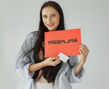 Vendedor profesional analiza la plataforma de Temu en su ordenador para optimizar la logística local de su tienda online.