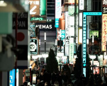 Un especialista en e-commerce analiza métricas de conversión para descubrir cómo vender más a su audiencia digital