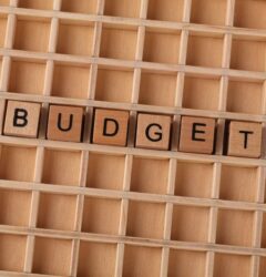 Consultor SEO analizando el crawl budget de un e-commerce para optimizar la indexación web ante profesionales de marketing digital.