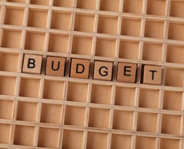 Consultor SEO analizando el crawl budget de un e-commerce para optimizar la indexación web ante profesionales de marketing digital.