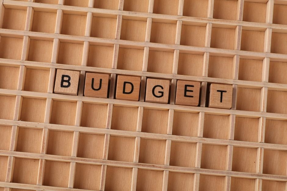 Consultor SEO analizando el crawl budget de un e-commerce para optimizar la indexación web ante profesionales de marketing digital.