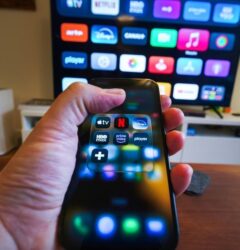 Un usuario configurando los perfiles familiares en la aplicación de Amazon Prime Video desde su televisión inteligente.
