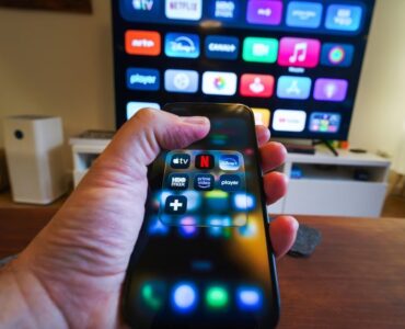 Un usuario configurando los perfiles familiares en la aplicación de Amazon Prime Video desde su televisión inteligente.
