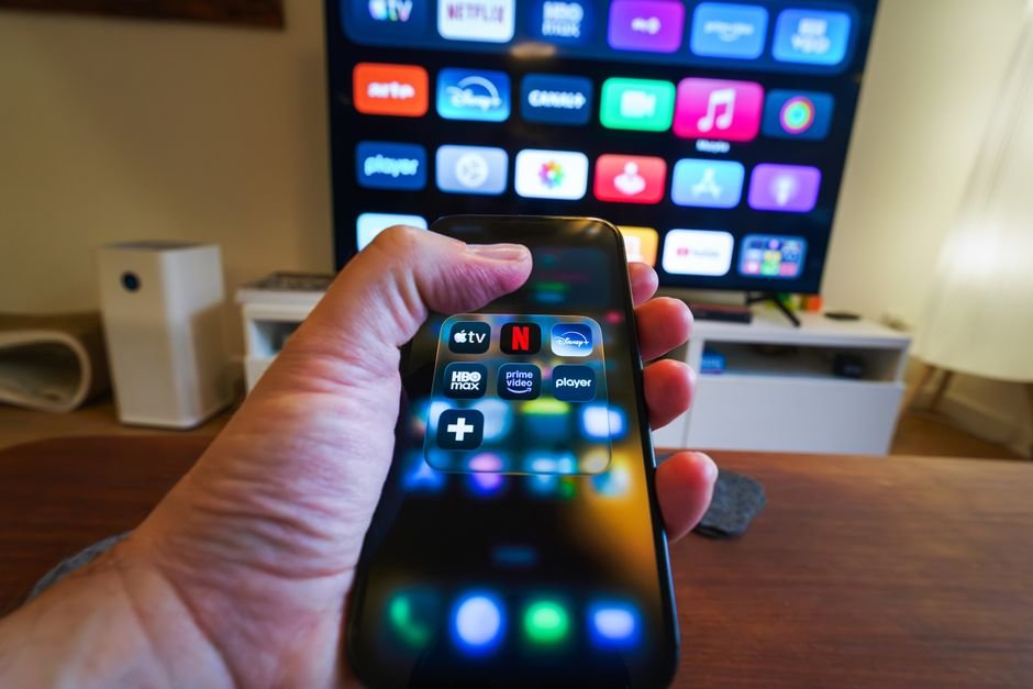 Un usuario configurando los perfiles familiares en la aplicación de Amazon Prime Video desde su televisión inteligente.