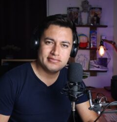 Emprendedor digital analizando los márgenes de beneficio neto de su tienda de Amazon para optimizar ventas