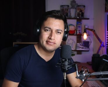 Emprendedor digital analizando los márgenes de beneficio neto de su tienda de Amazon para optimizar ventas