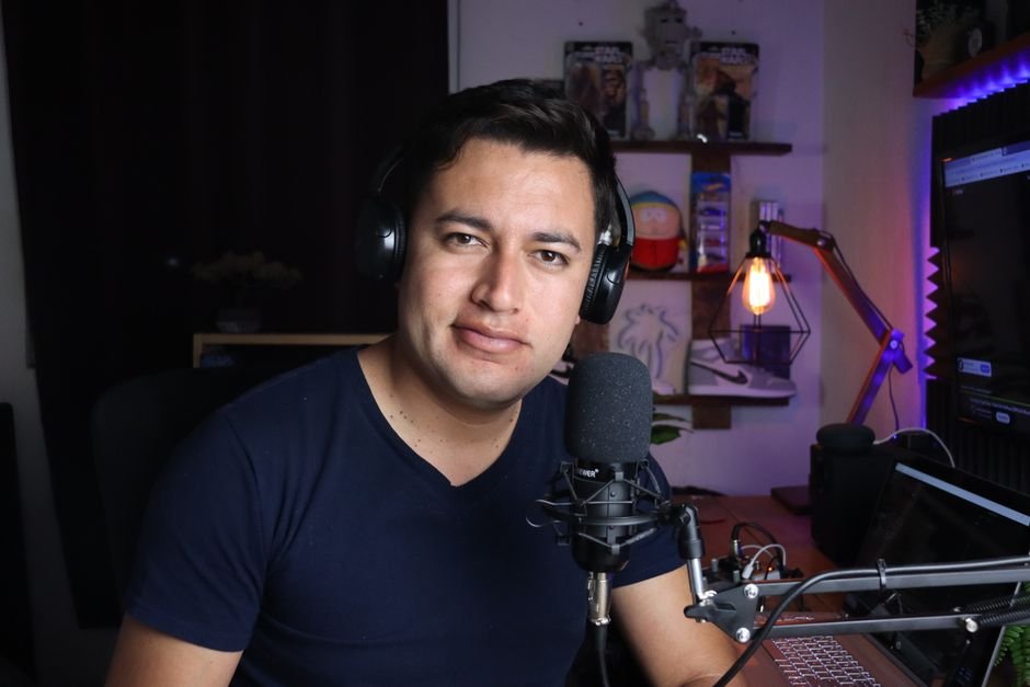 Emprendedor digital analizando los márgenes de beneficio neto de su tienda de Amazon para optimizar ventas
