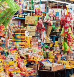 Directivo analizando métricas de una empresa de retail en una pantalla para optimizar su estrategia omnicanal y de marketplaces.