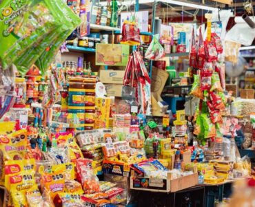 Directivo analizando métricas de una empresa de retail en una pantalla para optimizar su estrategia omnicanal y de marketplaces.