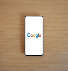 Panel de control de Google Ads mostrando la pestaña de recomendaciones de presupuesto para optimizar campañas de marketing digital.