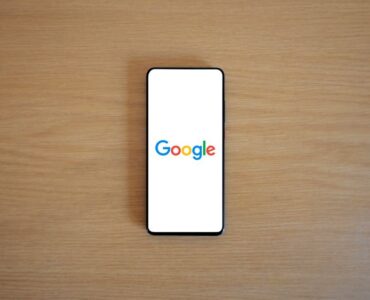 Panel de control de Google Ads mostrando la pestaña de recomendaciones de presupuesto para optimizar campañas de marketing digital.