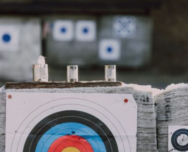 Interfaz de Google Ads mostrando la separación de estrategias de puja Target CPA y Target ROAS para anunciantes