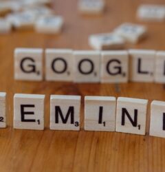 Especialista en marketing digital analizando métricas de Google Ads Editor 2.13 en una pantalla para optimizar campañas de Shopping