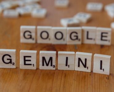 Especialista en marketing digital analizando métricas de Google Ads Editor 2.13 en una pantalla para optimizar campañas de Shopping