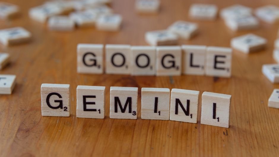 Especialista en marketing digital analizando métricas de Google Ads Editor 2.13 en una pantalla para optimizar campañas de Shopping