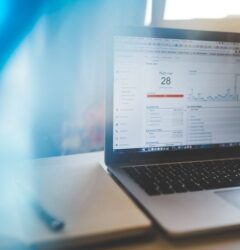 Especialista de marketing analiza métricas de Performance Max en Google Ads para optimizar las ventas de una tienda online.
