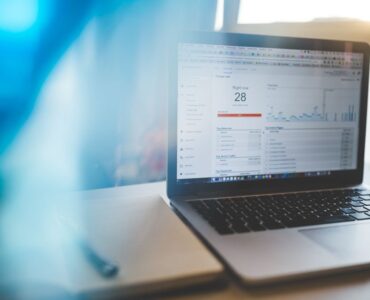 Especialista de marketing analiza métricas de Performance Max en Google Ads para optimizar las ventas de una tienda online.
