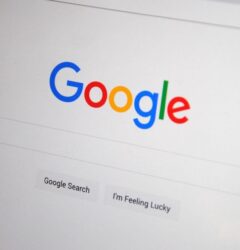 Gráfico de rendimiento web que ilustra el impacto de Google SGE en el tráfico orgánico para agencias de marketing.