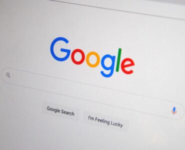 Gráfico de rendimiento web que ilustra el impacto de Google SGE en el tráfico orgánico para agencias de marketing.