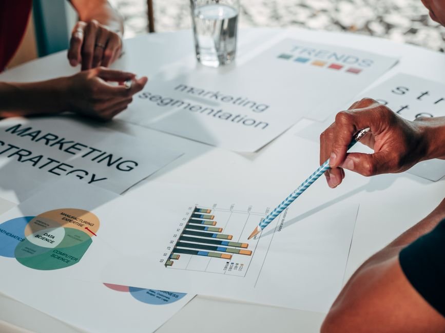 Profesional de marketing digital analizando métricas de growth hacking B2B en una pantalla para optimizar la captación de clientes corporativos