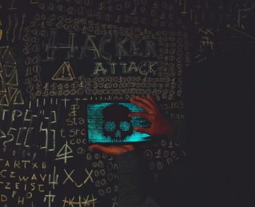 Profesional de marketing digital analiza métricas de growth hacking para reducir el coste de adquisición de clientes en ecommerce.