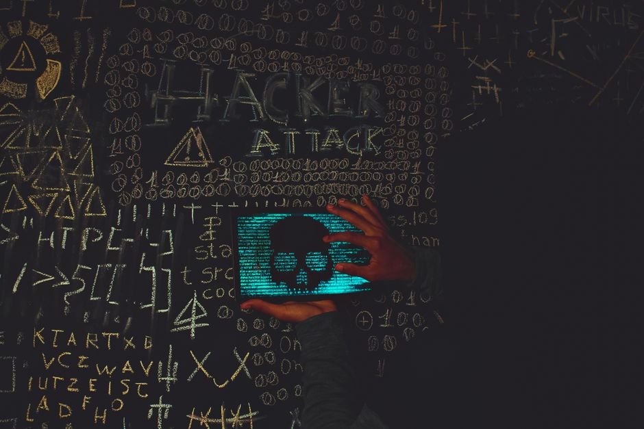 Profesional de marketing digital analiza métricas de growth hacking para reducir el coste de adquisición de clientes en ecommerce.