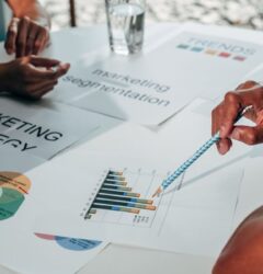 Profesional analizando métricas de growth marketing B2B en una pantalla digital para optimizar las ventas de su empresa