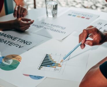 Profesional analizando métricas de growth marketing B2B en una pantalla digital para optimizar las ventas de su empresa
