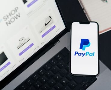 Gráfico de PayPal Ads mostrando el retorno de inversión en Retail Media para marcas de comercio electrónico y directores financieros.