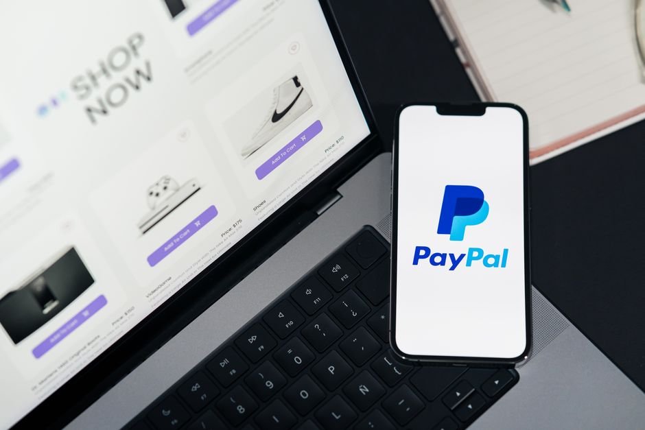 Gráfico de PayPal Ads mostrando el retorno de inversión en Retail Media para marcas de comercio electrónico y directores financieros.