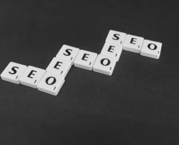 Especialista analiza métricas de conversión de una estrategia SEO comercial para optimizar las ventas de un e-commerce.
